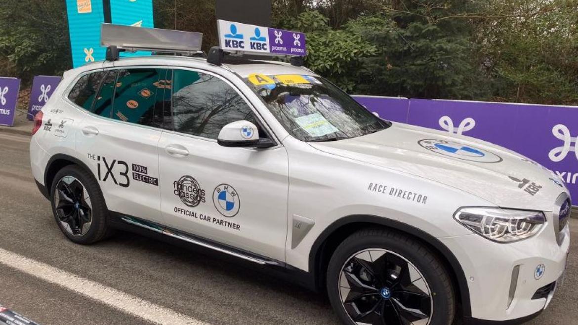 BMW iX3 geeft elektrisch startschot van het wielerseizoen